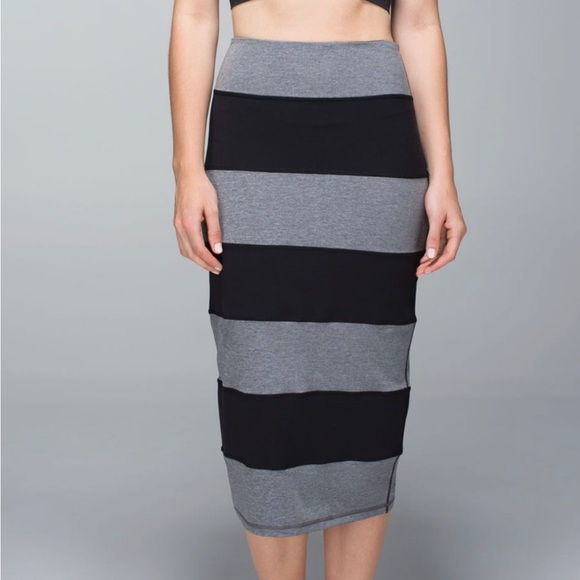 lululemon athletica Dresses & Skirts - Lululemon EUC Yoga over Skirt size 6 Heather Slate/Black